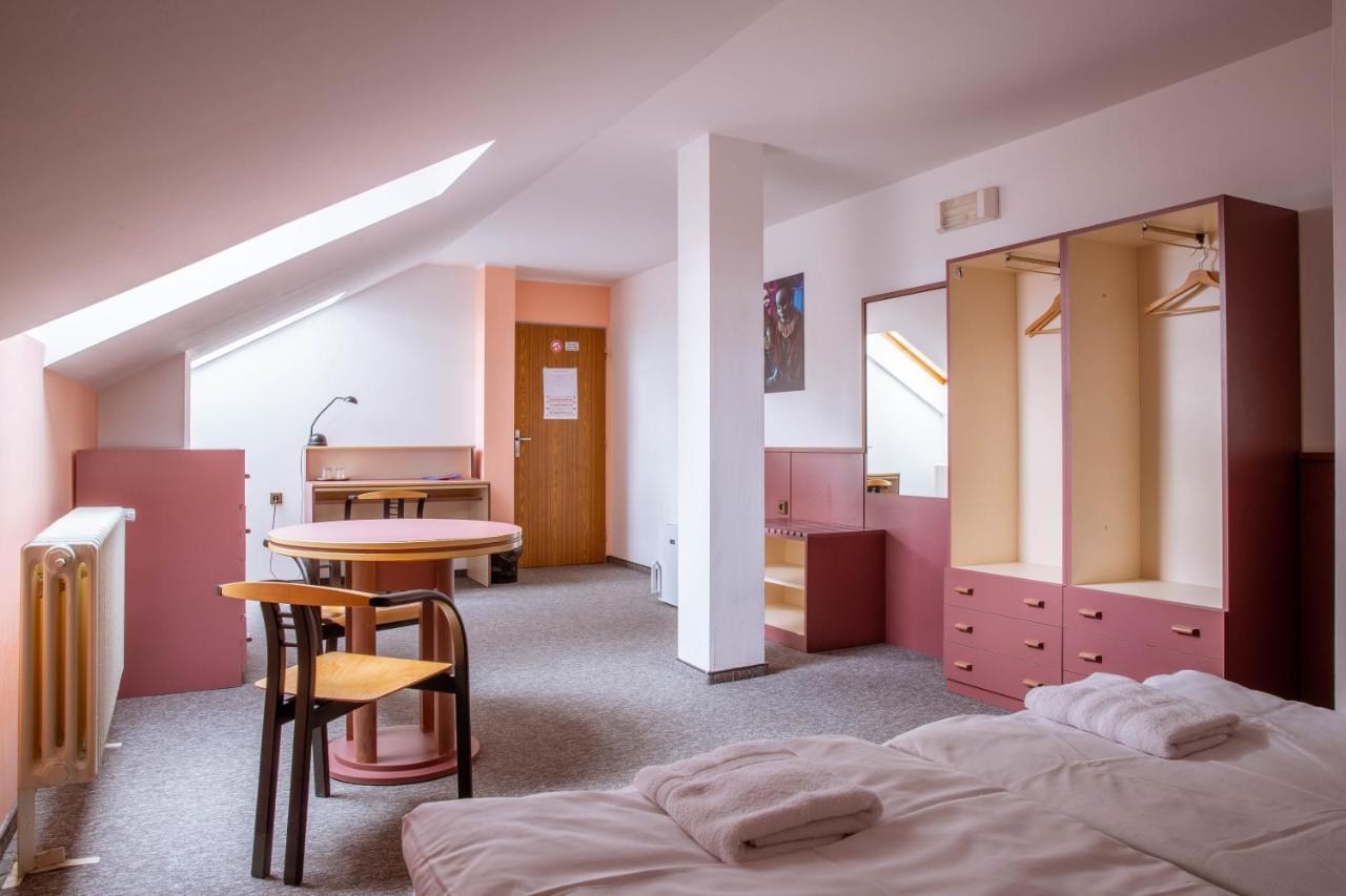 Penzion Amatka Hradec Králové Buitenkant foto